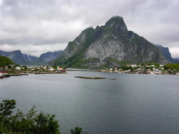 Vesnice na skalnatém břehu fjordu v Norsku — Stock fotografie