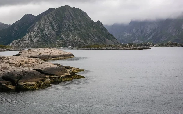Een dorp aan de rotsachtige oever van de fjord in Noorwegen — Stockfoto
