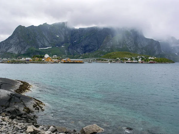 Norveç'te fiyortkayalık kıyısında bir köy — Stok fotoğraf