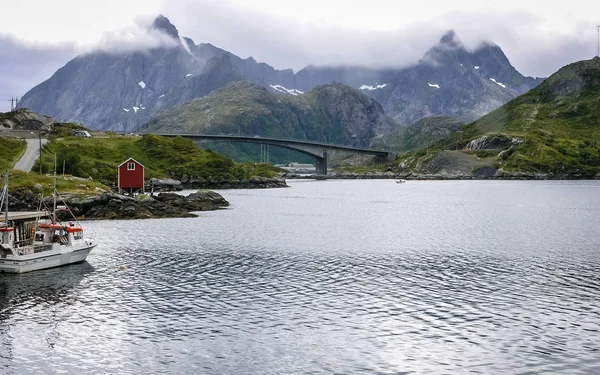 Vesnice na skalnatém břehu fjordu v Norsku — Stock fotografie