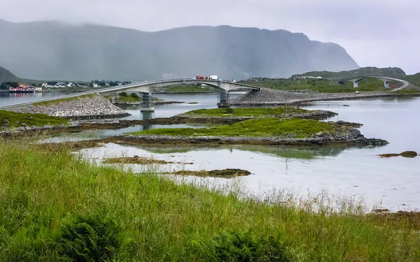 Vesnice na skalnatém břehu fjordu v Norsku s Traditi — Stock fotografie