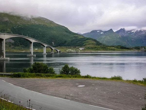 Een dorp aan de rotsachtige oever van de fjord in Noorwegen met traditi — Stockfoto