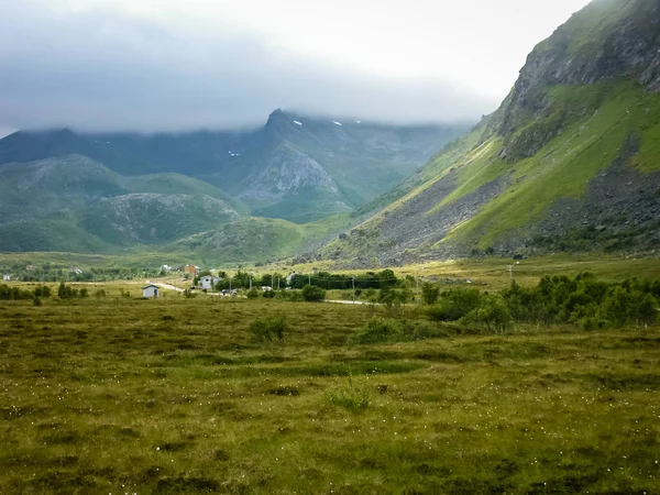 Asfalt weg in de bergen van Noorwegen. Samen zijn de Polen wit — Stockfoto