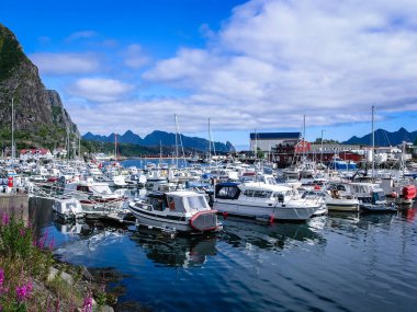 Norveç fiyort yatlar ve tekneler ile Rıhtım