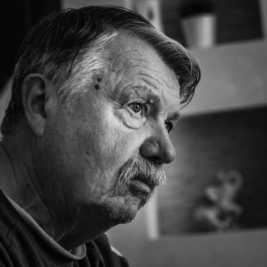 Düşünce traşsız yaşlı bir adamın portresi