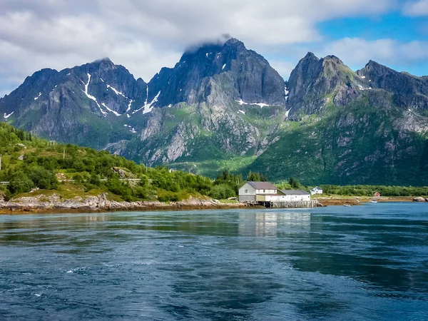 Vesnice na fjordu s molo v Norsku. — Stock fotografie