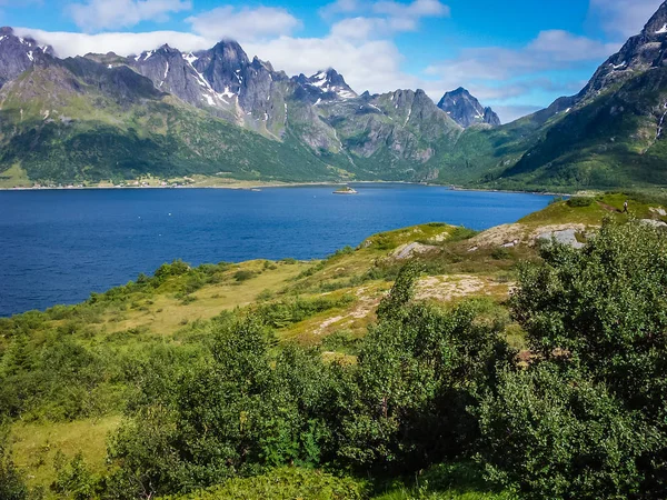 Norveç fiyortunun kayalık kıyısı — Stok fotoğraf