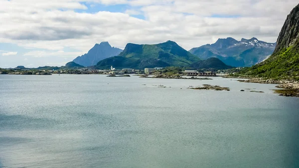 Die felsige Küste des norwegischen Fjords bei Ebbe — Stockfoto