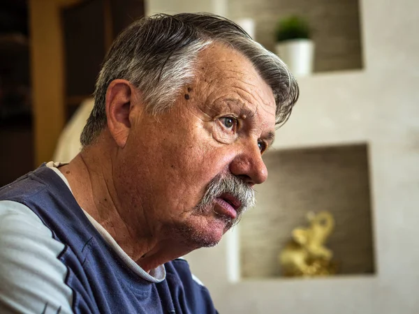 Retrato de un anciano sin afeitar en el pensamiento — Foto de Stock