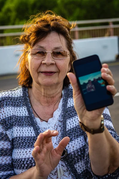 Старуха с мобильным телефоном — стоковое фото