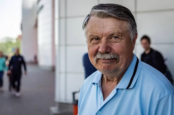 Portret van een ongeschoren oude man in bedachtzaamheid — Stockfoto