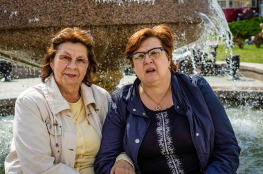 Şehir Parkı'nda dinleniyor gözlüklü iki yaşlı kadın