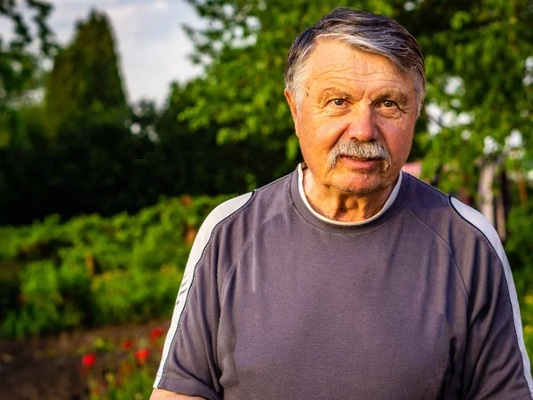 Knírník, neoholený stařec odpočívajícím v parku — Stock fotografie