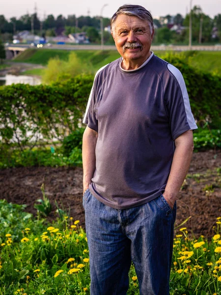 Vieil homme moustachu et non rasé qui repose dans le parc — Photo