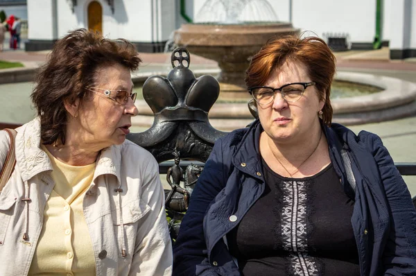 Две старушки в очках отдыхают в городском парке — стоковое фото