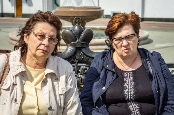 Şehir Parkı'nda dinleniyor gözlüklü iki yaşlı kadın — Stok fotoğraf