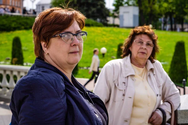 Två gamla damer går i stadsparken — Stockfoto