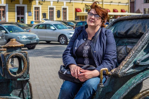 Mujer de mediana edad caminando por la ciudad — Foto de Stock