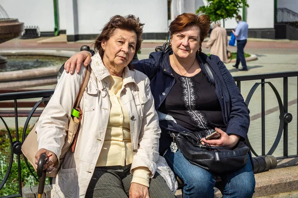 Две пожилые женщины отдыхают в городском парке — стоковое фото
