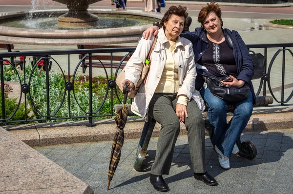 Две старушки в очках отдыхают в городском парке — стоковое фото