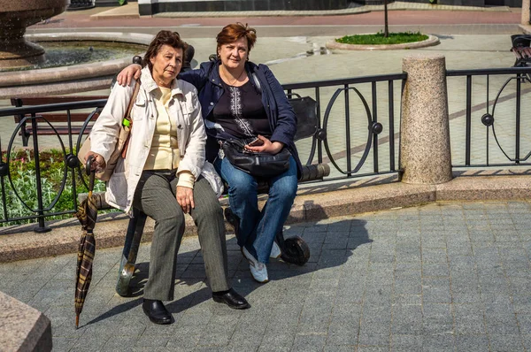 Dwie stare kobiety w okularach spoczywających w parku miejskim — Zdjęcie stockowe