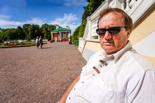 Un homme âgé se reposant dans le parc — Photo