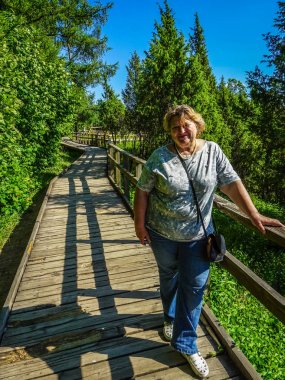 Orta yaşlı kadın parkta dinlenme 