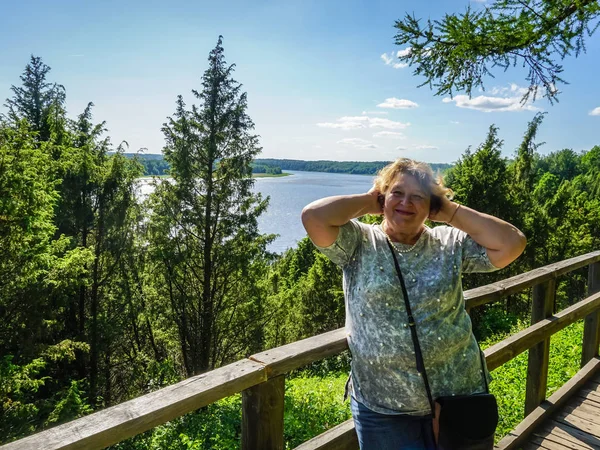 Женщина среднего возраста, отдыхающая в парке — стоковое фото