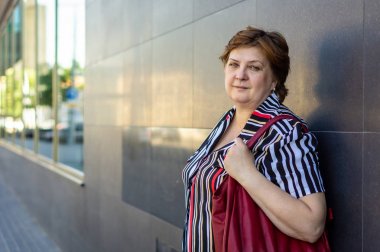 Şehir Parkı'nda dinlenen orta yaşlı kadın