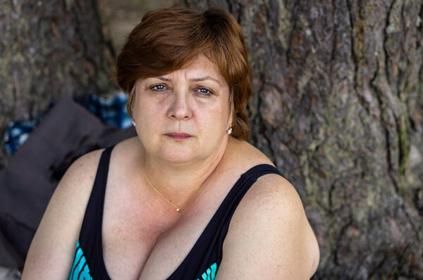 Зрелая женщина отдыхает на пляже
. 