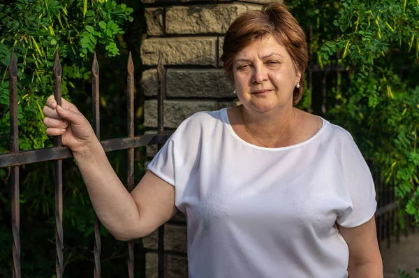 Donna di mezza età che riposa nel parco cittadino — Foto Stock