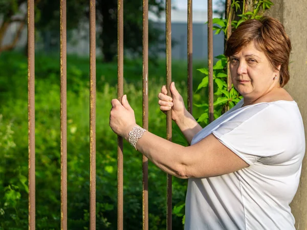 Femme d'âge moyen se reposant dans le parc de la ville — Photo