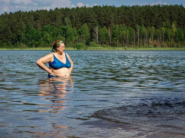 Femme mûre reposant sur la plage au bord du lac . — Photo