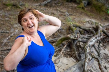 Mavi elbiseding olgun kadın 