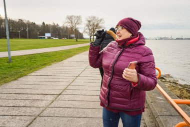 Deniz de dinleniyor gözlüklü olgun kadın 