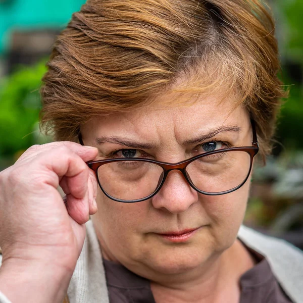 Женщина средних лет в очках отдыхает — стоковое фото