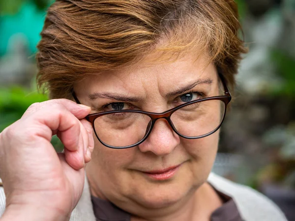 휴식 하는 안경 중 년 여성 — 스톡 사진