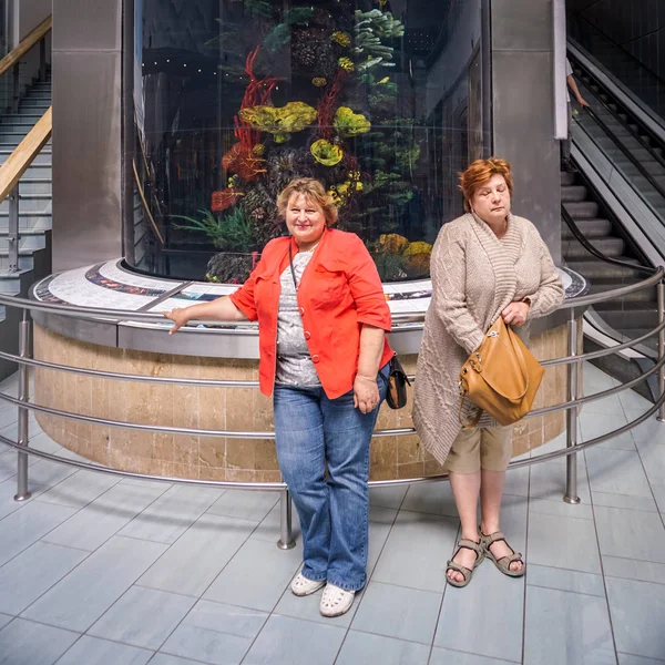 쇼핑몰에서 의사소통하는 노인 여성 2명 — 스톡 사진