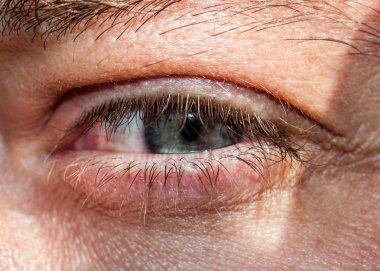 Yakından bakan bir adamın eythe gözü