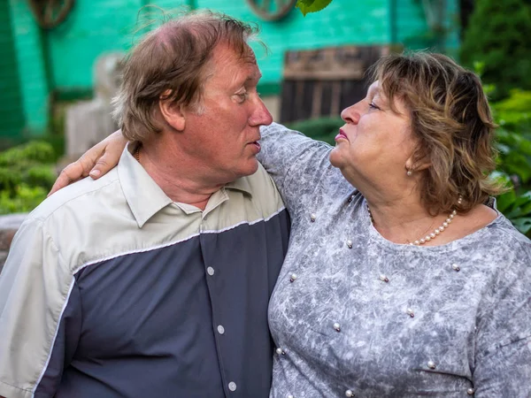 Couple d'âge mûr se reposant dans le parc — Photo