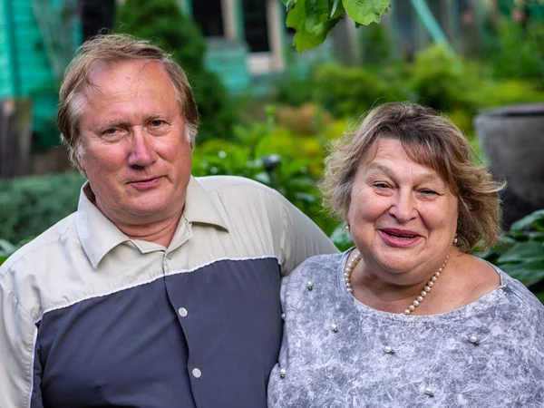 Couple d'âge mûr se reposant dans le parc et parlant — Photo