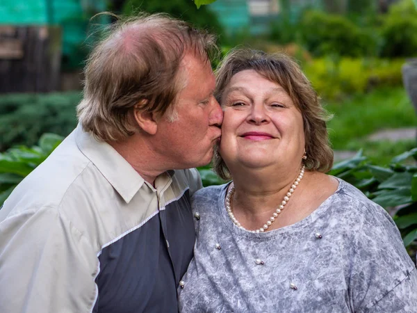 Äldre par vilar i parken — Stockfoto