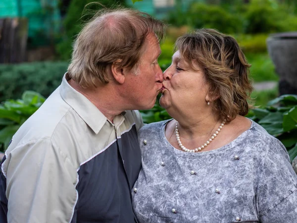 Couple d'âge mûr se reposant dans le parc Photos De Stock Libres De Droits