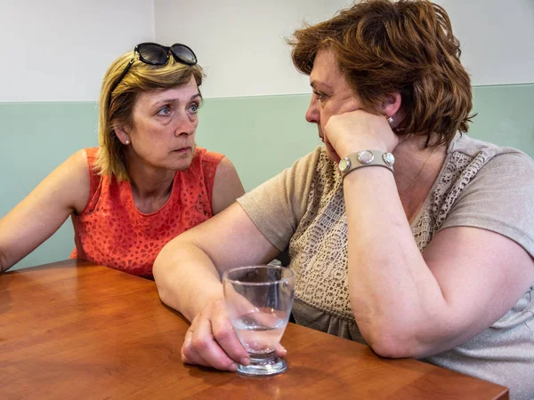 Dvě starší ženy komunikují v obchoďáku — Stock fotografie