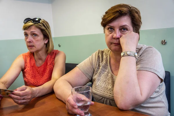 Deux femmes âgées communiquent dans le centre commercial — Photo