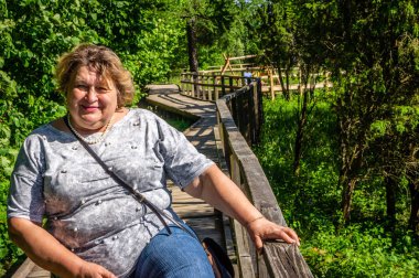 Şehir Parkı'nda dinlenen orta yaşlı kadın 