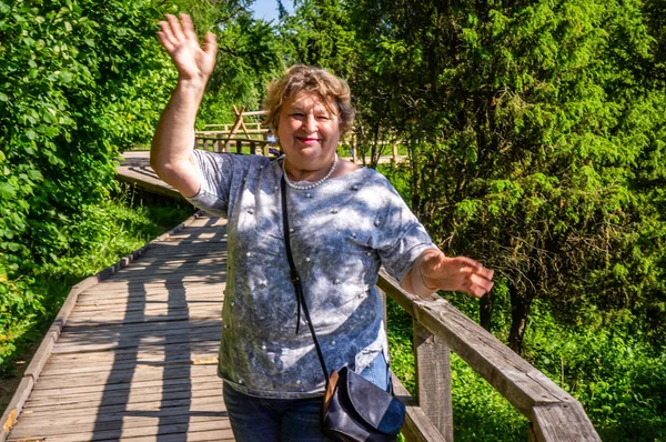 Frau mittleren Alters ruht im Stadtpark — Stockfoto