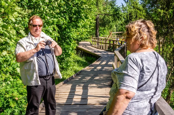 Das Paar wurde im Urlaub im Park fotografiert — Stockfoto