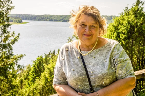 Vrouw van middelbare leeftijd rusten in het stads Park — Stockfoto