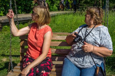 İki yaşlı kadın Parkta iletişim kuruyor 